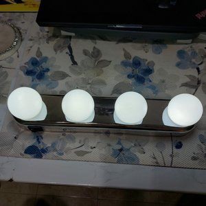 Vivitar Portable LED Hollywood Vanity Mirror Lights 4 AA BATTERIES